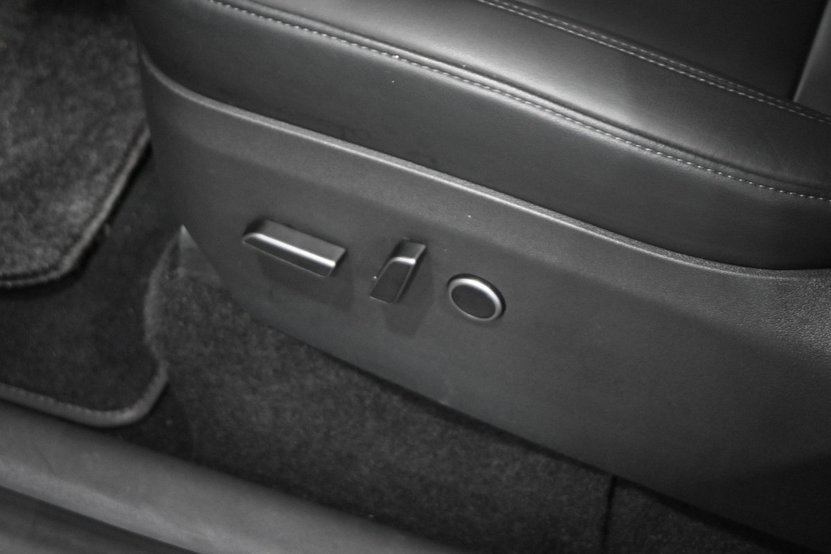 Foto Tesla Model Y 26