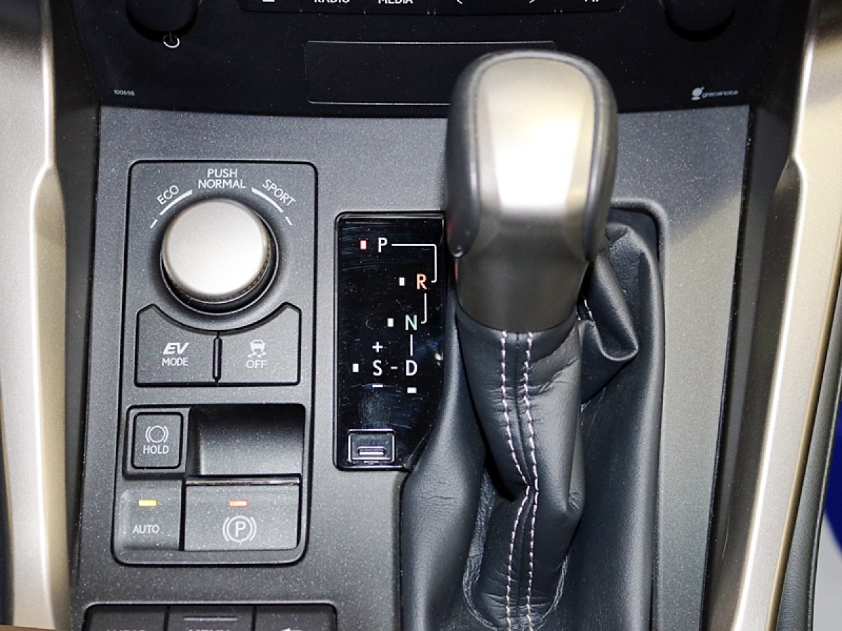 Foto Lexus NX 26